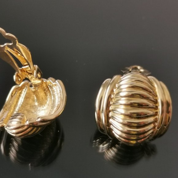 Vintage Gold Tone Clip on Earrings - Picture 7 of 10